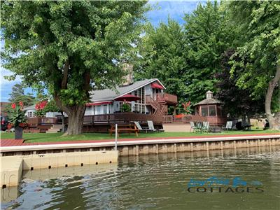 LONG POINT multi-family cottage sleeps 12-15, 100ft boat dock to Lake Erie Inner Bay, beach 5 min