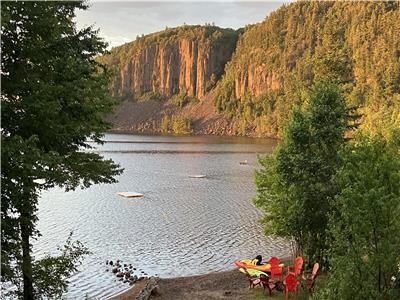 Un chalet douillet sur un lac aux eaux cristallines