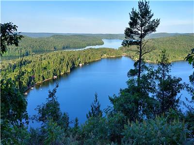 Chalet cologique au bord d'un lac aux eaux cristallines