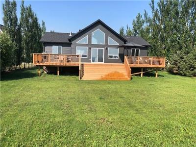 Lake Front Cottage in Gimli with Hot Tub - SUMMER BOOKINGS!
