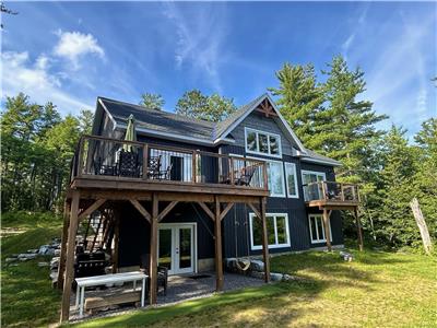 Lakefront Privacy & Peacefulness @ Driftwood Hideaway; Spacious, Skiing, Games, Fire pit, Nature