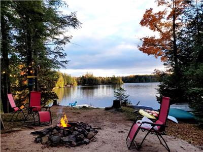 Lakefront property, pet friendly, weed free swimming,  fishingboat & multiple watercrafts included!!
