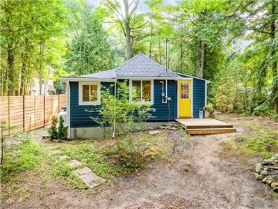 Balm beach cottage in  Tiny ontario near Georgion bay