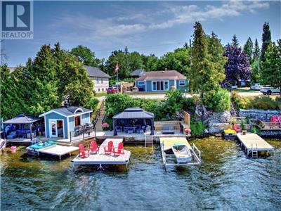 Beautiful family 4 SEASON Kawartha (Dunsford) lakehouse with waterfront /ice fishing /trails etc