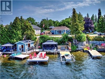 Beautiful family Kawartha (Dunsford) lakehouse with amazing waterfront + extras !