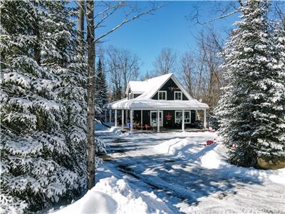 The Hidden Porch at Sir Sam's (hot tub & sauna)