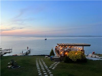 Waterfront, Spacious Oasis great for Multiple Families & Friends