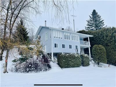 Villa Belle-Vue: Chalet 3 chambres a coucher avec bain tourbillon et plage prive