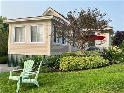 Cheerful Cottage on East Lake with Pool