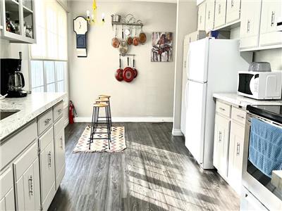 Private Exclusive 4 Bedrooms 3 Baths, 2 mins walk to Water.5mins drive to the Beach.Cozy & Spacious