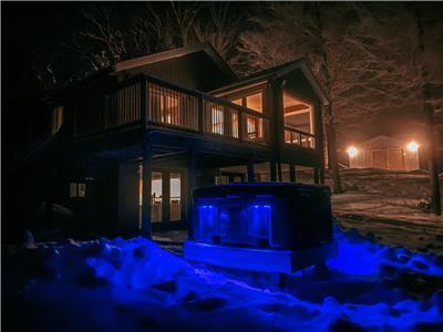 Private & remote, 4 season cottage on Georgia Lake. Sleeps 10 people &  has HOT TUB!