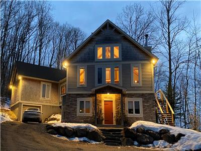 Modern 4 bedroom cottage with large, private deck and hot tub.  CITQ#308681