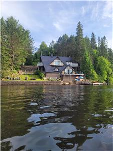 Doe Lake! Waterfront cottage with hot tub!