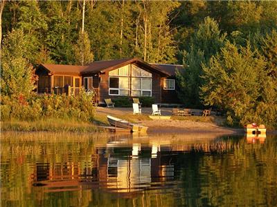 Spacious Lakefront Cottage with Sandy Beach on Healey Lake, Bracebridge, Muskoka