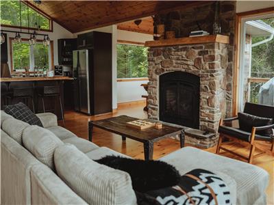 H2H Cottage Co - Kennisis Lake - Your own Chalet styled Lakehouse in the Heart of Cottage Country