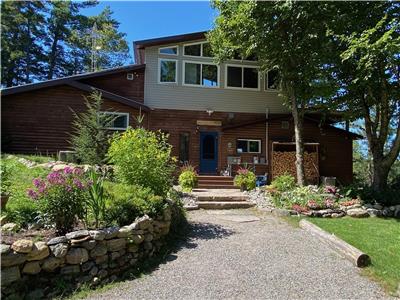 Great Swimming, Fishing, Boating, Watersports, Steps Away from the Trail System and Algonquin Park