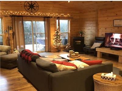 All seasons Waterfront Cottage Minden Sleeps 10 / 4 bedroom Rental property family vacation holiday