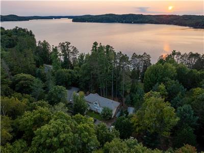 Muskoka Waterfront Retreat on Lake of Bays - New Reno, Private Beach, WIFI, Flat-screen TV