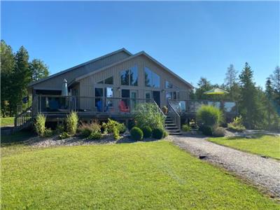 Private Waterfront Cottage with 4 acres, fast WiFi and a gorgeous interior