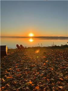 Dreamy & Comfy Lake Oasis ~ Hot Tub ~ Heated Pool ~ Dock