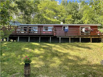 Gorgeous Family Cottage on Premium Lake in the Outaouais -- First Year Renting!