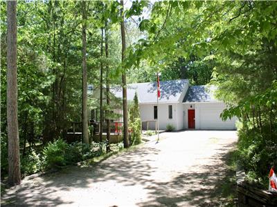 Tranquil Beach Retreat in Huron Woods Community Grand Bend, 3+2 Bedroom, Open Concept with Hot Tub