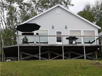 MAGNIFQUE CHALET AU BORD DU LAC   SITUE A 100 KM AUSUD DE TIMMINS, ONTARIO SUR LE LAC MONTAIGNE