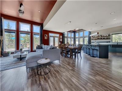 Luxury Four Season Retreat with Bonus Games Room and Jets Cave!