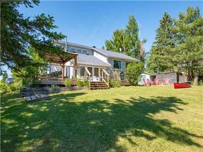 Lakeside Cove - Newly-Renovated Cottage w/ Great Swimming, Foosball Table, AC & More!