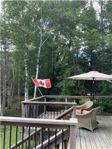 CHARMING COTTAGE ON GORGEOUS LAKE IN BRACEBRIDGE