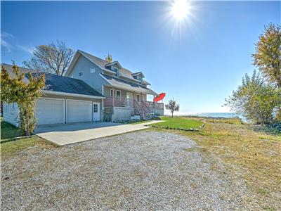 Serene cottage on the shores of Lake Erie. Special Rates for May & June