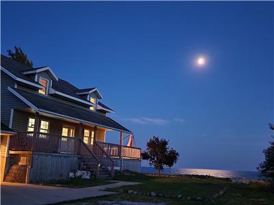 Serene cottage on the shores of Lake Erie. Special Rates for May & June