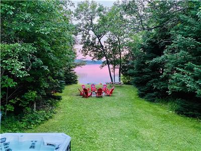 Lakefront cottage with hot tub. Beautiful sunsets. Gentle sloping private lot.