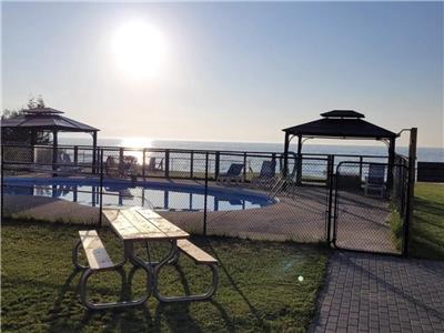 Wasaga Beachfront Cottage & Pool!