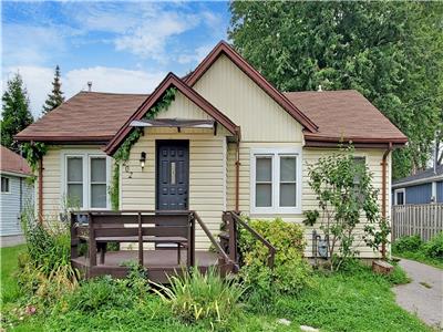 Newly renovated spacious and quiet 3-bedroom cottage 100m from a private beach on Lake Simcoe