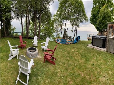 Bayfield Beachfront Cottage with Hot Tub