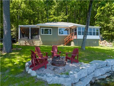 Little Buck Family Cottage! 3 bdrms, Fire Pit, 100ft waterfront on Buckhorn Lake!