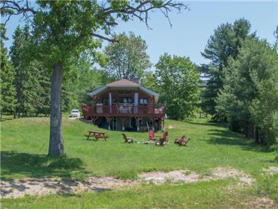 Rock Heaven - Affordable Cottage w/ Large Grass Lawn & Deck, Great Swimming