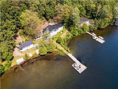 Sandy shores in quiet bay on Lake Joe with Hot tub
