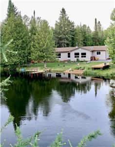 Enchanting 3 bedroom river front cottage