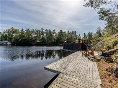 Cozy Muskoka Waterfront Full Cottage/Cabin Getaway, Lakefront w/ Gorgeous View, Dock, & Beachfront