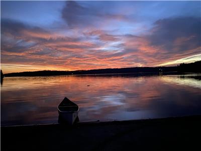 The Lakeshore Oasis - A Beautiful All Season Cottage in Muskoka with sandy beach and sunset views!