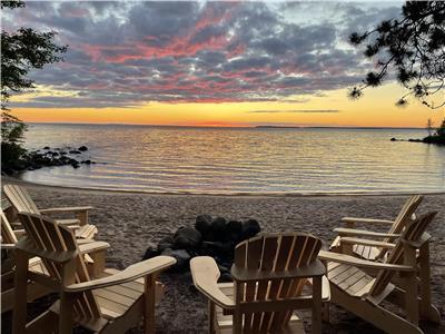 Sandy Shores Lake House - 4 Season Northern Escape! With Epic Sunsets and a Private Sandy Beach!!