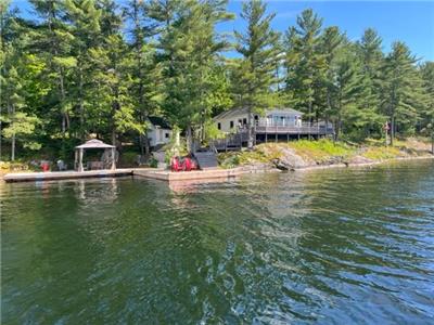 Big Sky cottage on Charleston Lake