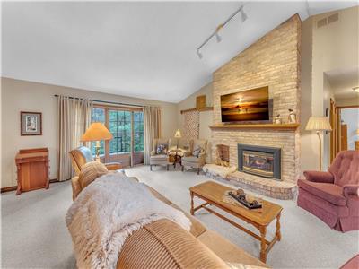 Triple Pines Cottage:Southcott Pines Beauty- No Extra Fees or Cleaning Charges... Hot Tub Included!