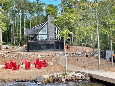 Bells' Dream - Newly-Built Luxury Waterfront Cottage w/ Sauna, Pool Table, Watercraft & Muskoka Room