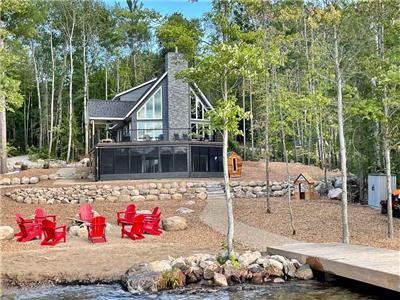 Bells' Dream - Newly-Built Luxury Waterfront Cottage w/ Sauna, Pool Table, Watercraft & Muskoka Room