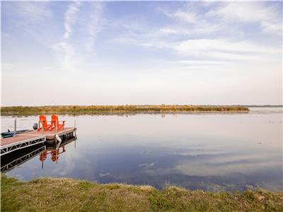 Dayglow Haven - Relax Lakeside and Poolside (Kayaks, Canoe, SUP available! Only 1.5hrs from Toronto)