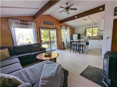 Enjoy the Beautiful Fall Colours in Muskoka - Private Sandy Beach 2 BDR Cottage on Skeleton Lake