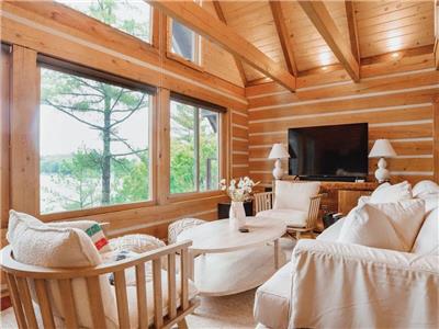 Four Season Waterfront Cottage Perfect for Ice Fishing, Skating and Close to Snowmobile Trails